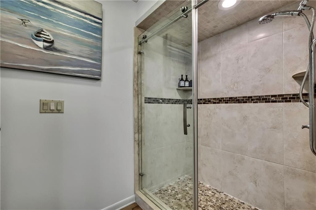 Activo con contrato: $369,000 (2 camas, 2 baños, 1325 Pies cuadrados)
