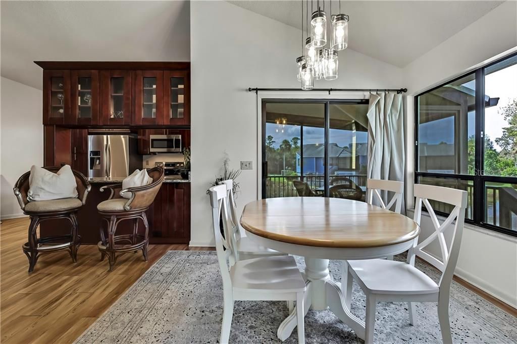 Activo con contrato: $369,000 (2 camas, 2 baños, 1325 Pies cuadrados)