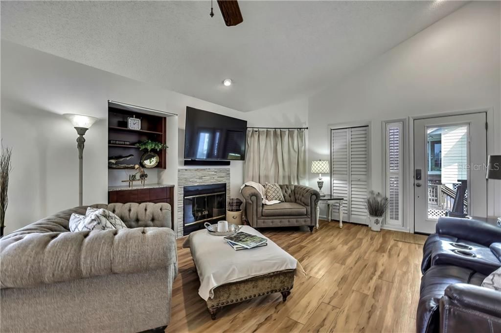 Activo con contrato: $369,000 (2 camas, 2 baños, 1325 Pies cuadrados)