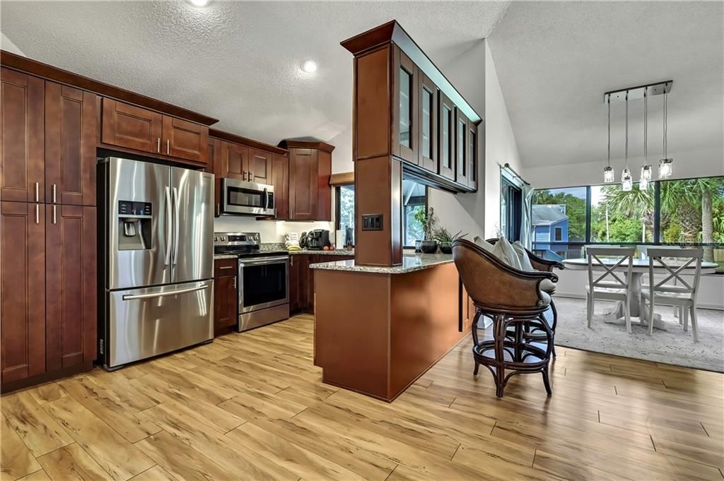 Activo con contrato: $369,000 (2 camas, 2 baños, 1325 Pies cuadrados)