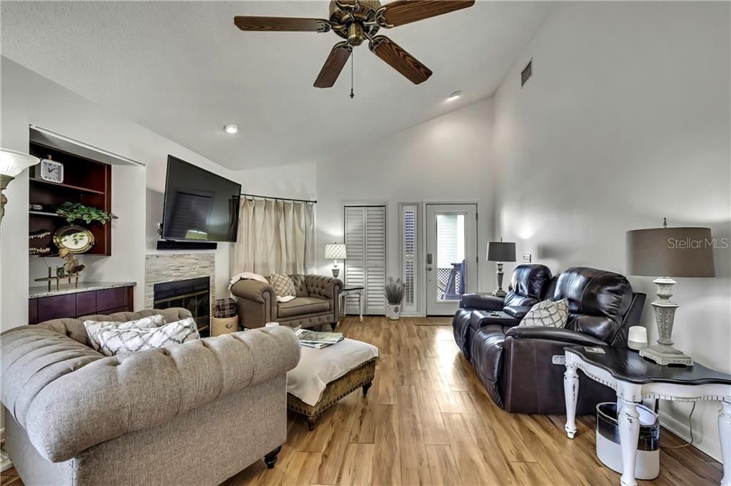 Activo con contrato: $369,000 (2 camas, 2 baños, 1325 Pies cuadrados)
