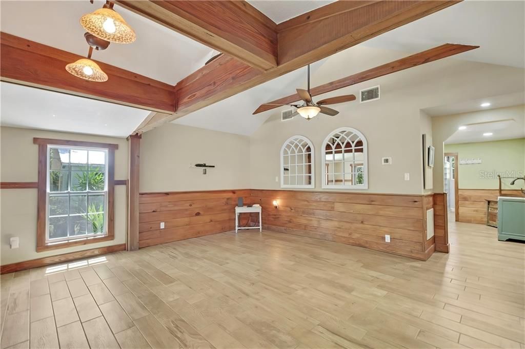 На продажу: $179,000 (2 спален, 1 ванн, 776 Квадратных фут)