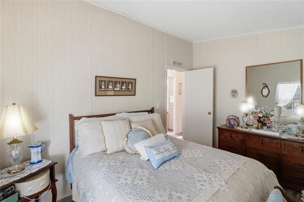Active With Contract: $180,000 (3 beds, 2 baths, 1404 Square Feet)