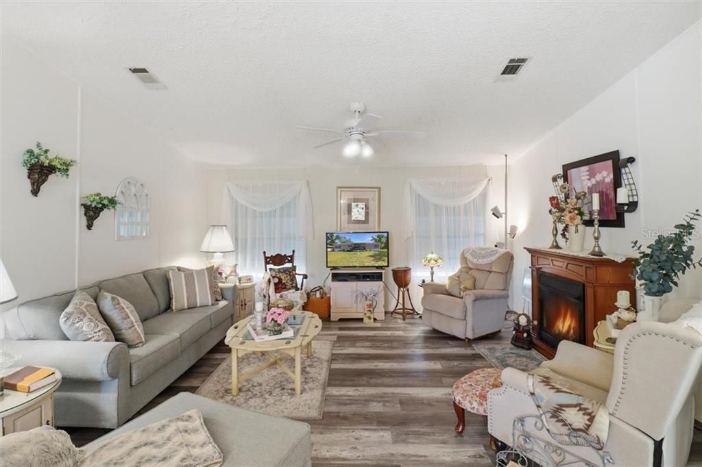 Active With Contract: $180,000 (3 beds, 2 baths, 1404 Square Feet)