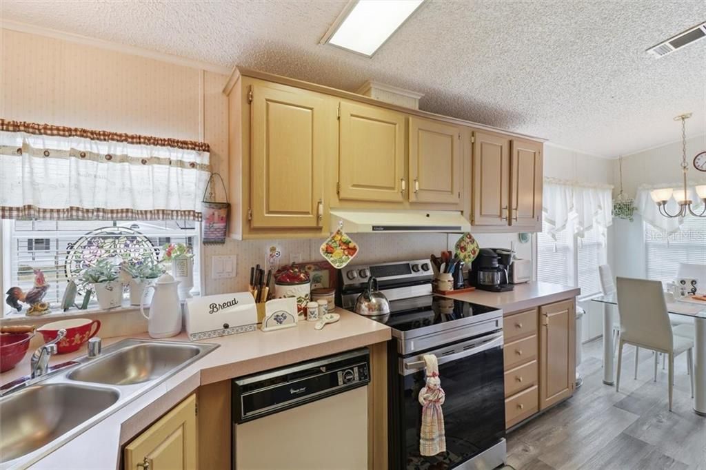 Active With Contract: $180,000 (3 beds, 2 baths, 1404 Square Feet)