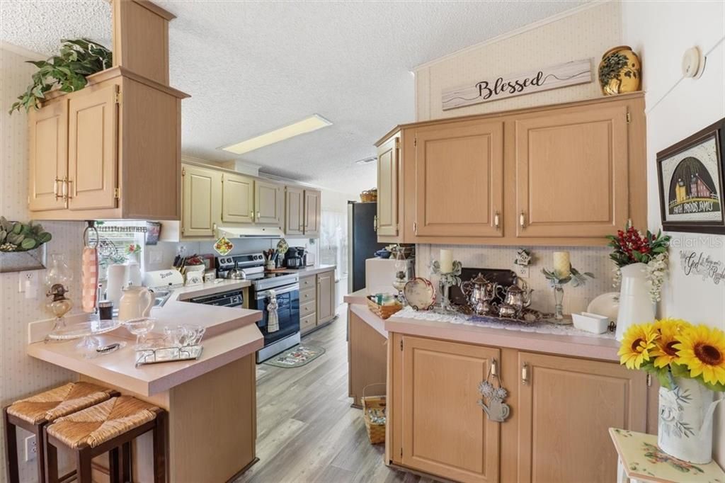 Active With Contract: $180,000 (3 beds, 2 baths, 1404 Square Feet)