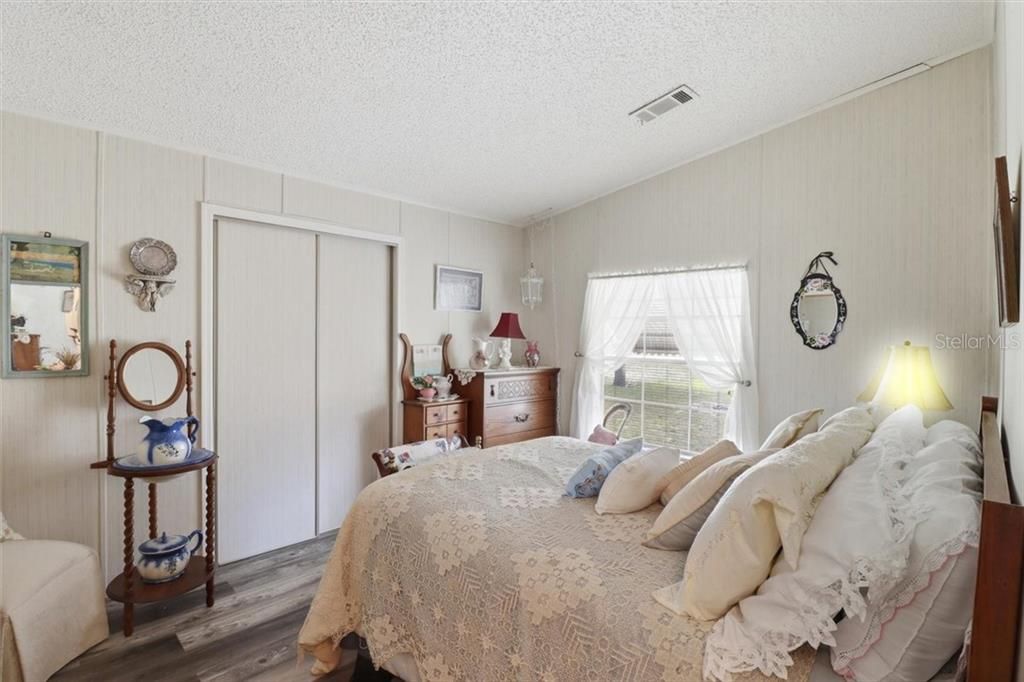 Active With Contract: $180,000 (3 beds, 2 baths, 1404 Square Feet)