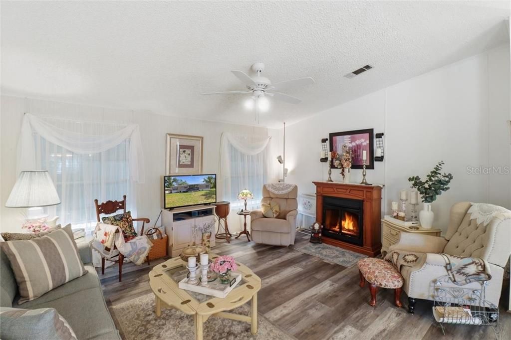 Active With Contract: $180,000 (3 beds, 2 baths, 1404 Square Feet)