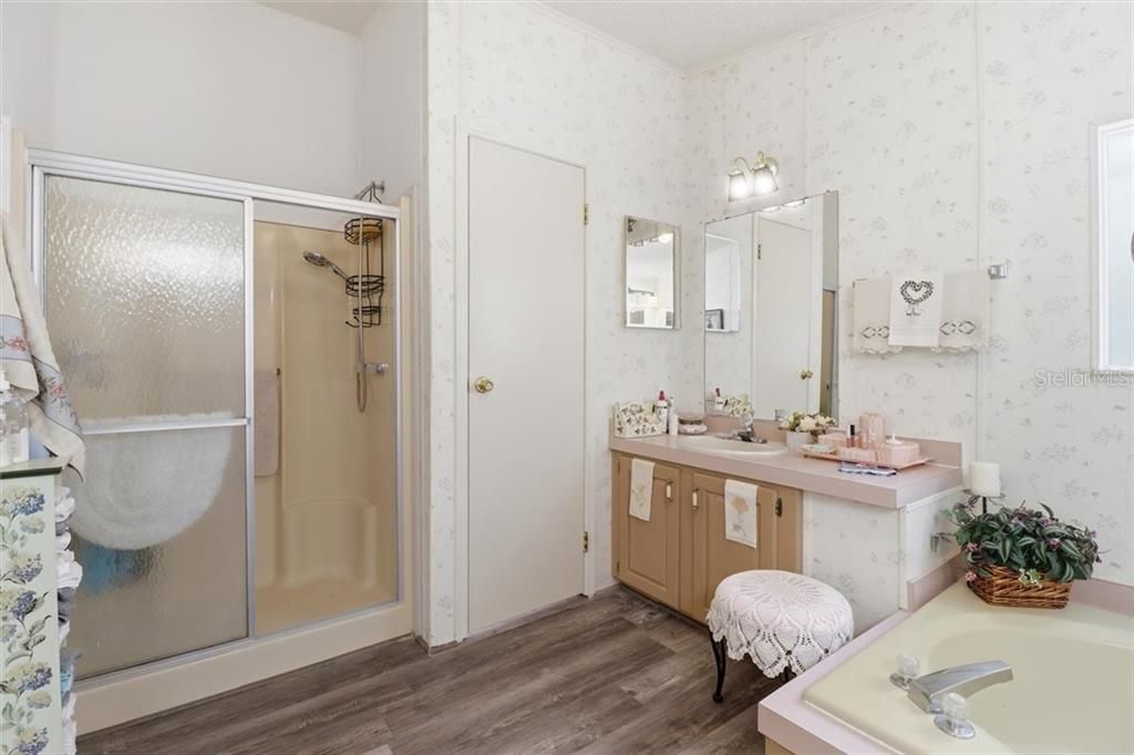 Active With Contract: $180,000 (3 beds, 2 baths, 1404 Square Feet)