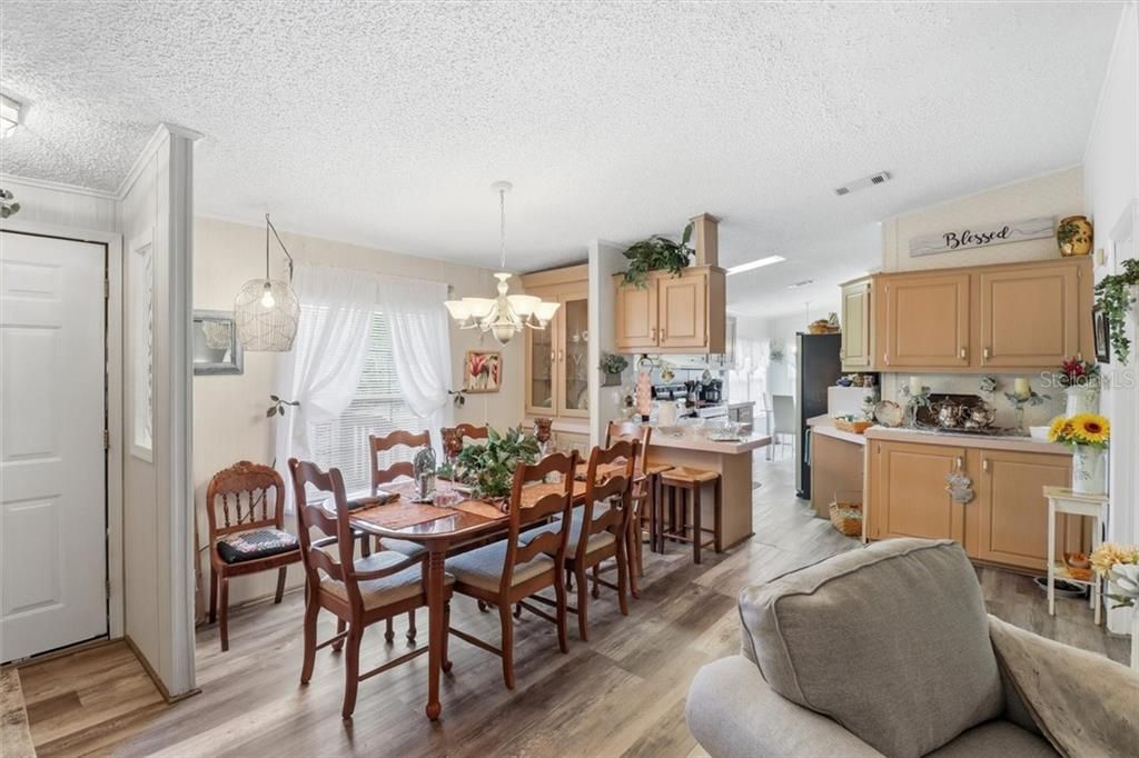 Active With Contract: $180,000 (3 beds, 2 baths, 1404 Square Feet)
