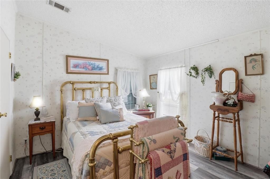 Active With Contract: $180,000 (3 beds, 2 baths, 1404 Square Feet)