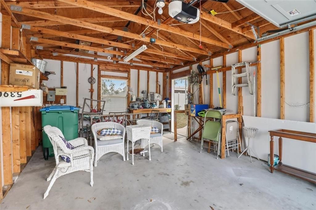 Active With Contract: $180,000 (3 beds, 2 baths, 1404 Square Feet)