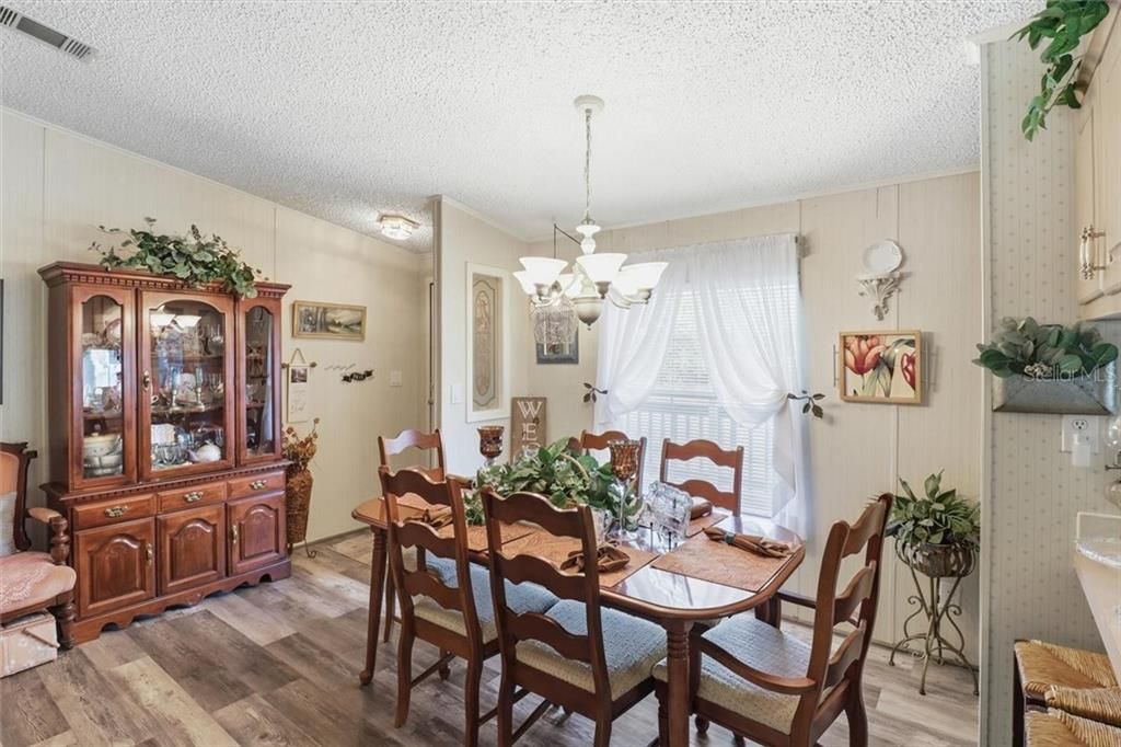 Active With Contract: $180,000 (3 beds, 2 baths, 1404 Square Feet)