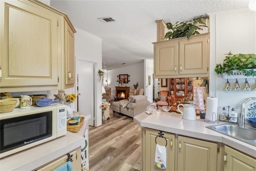 Active With Contract: $180,000 (3 beds, 2 baths, 1404 Square Feet)