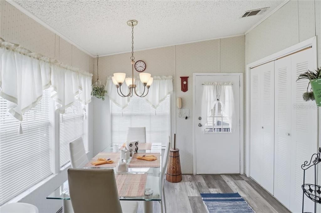 Active With Contract: $180,000 (3 beds, 2 baths, 1404 Square Feet)