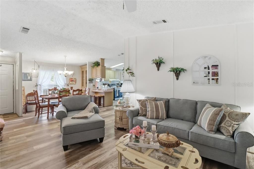 Active With Contract: $180,000 (3 beds, 2 baths, 1404 Square Feet)