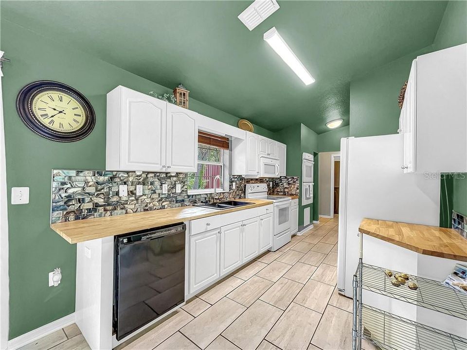 For Sale: $215,000 (3 beds, 2 baths, 1296 Square Feet)
