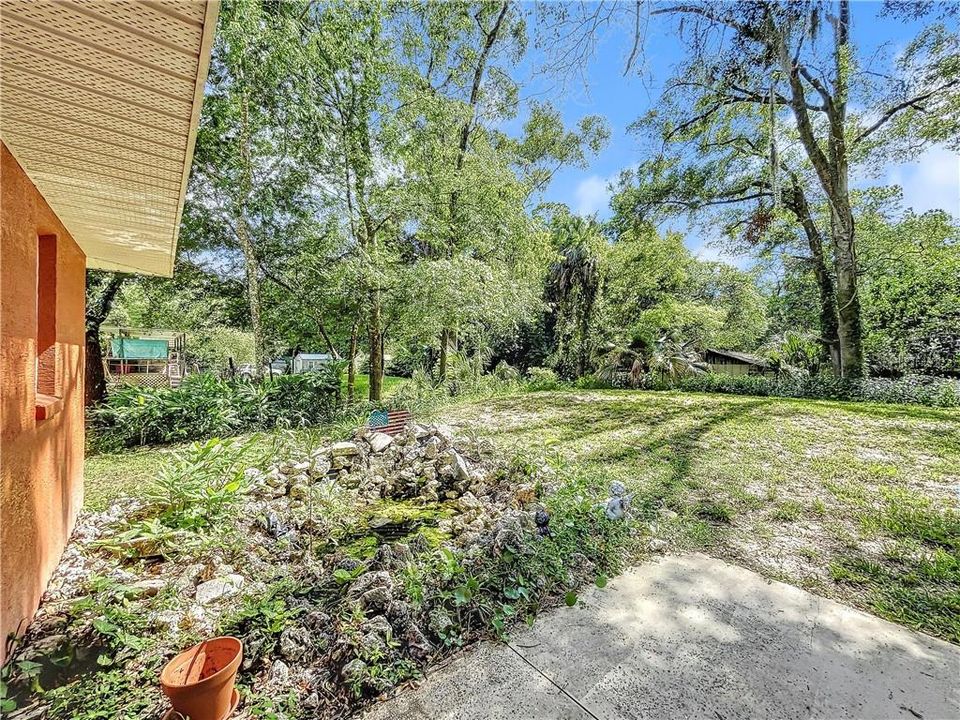 For Sale: $215,000 (3 beds, 2 baths, 1296 Square Feet)
