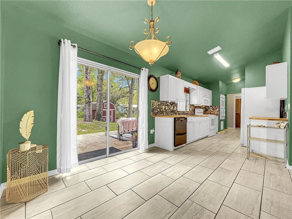For Sale: $215,000 (3 beds, 2 baths, 1296 Square Feet)