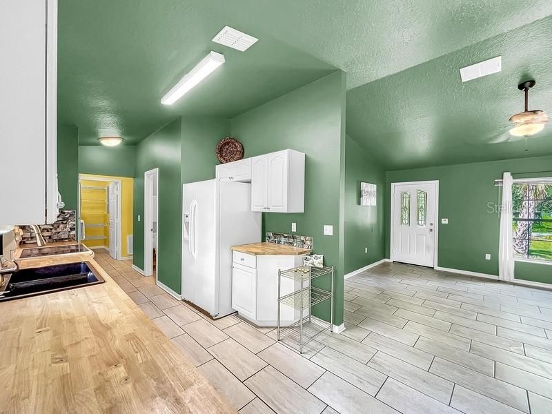 For Sale: $215,000 (3 beds, 2 baths, 1296 Square Feet)