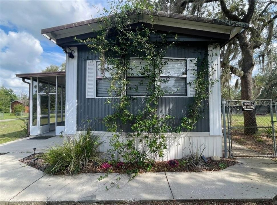 For Sale: $159,900 (2 beds, 2 baths, 784 Square Feet)