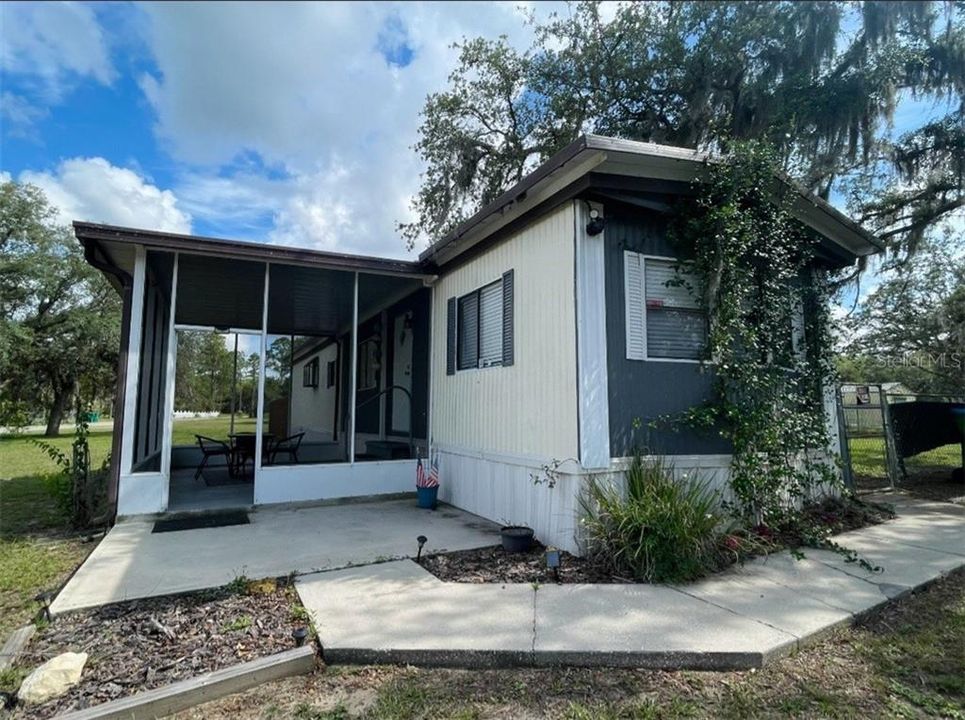 For Sale: $159,900 (2 beds, 2 baths, 784 Square Feet)