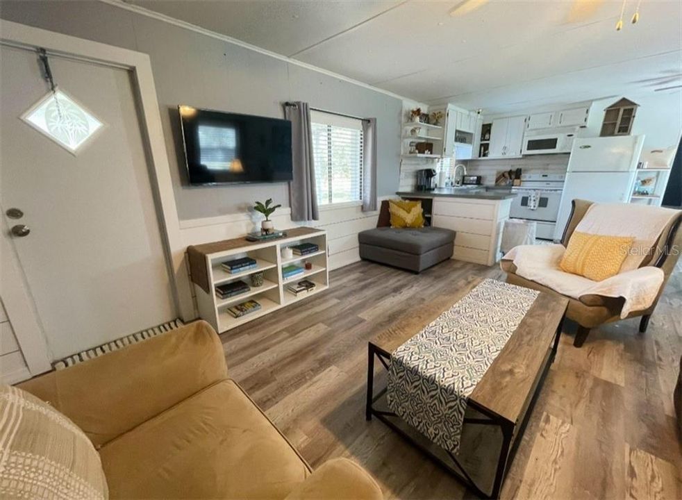 For Sale: $159,900 (2 beds, 2 baths, 784 Square Feet)