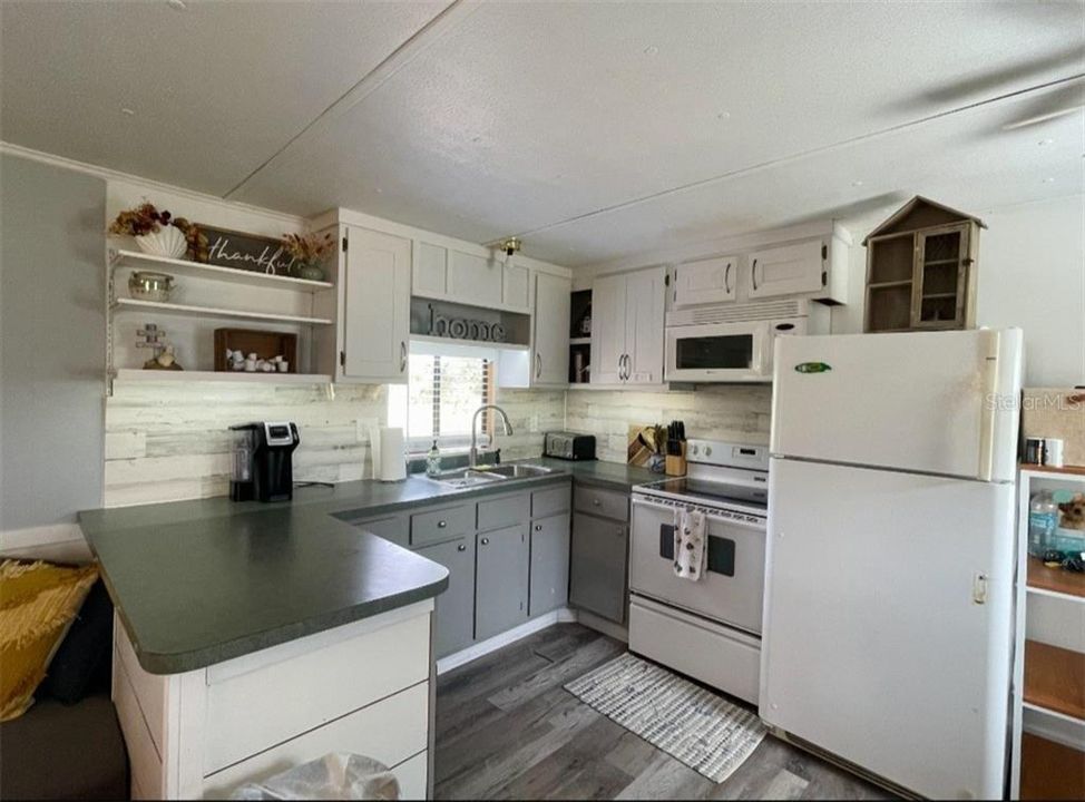 For Sale: $159,900 (2 beds, 2 baths, 784 Square Feet)