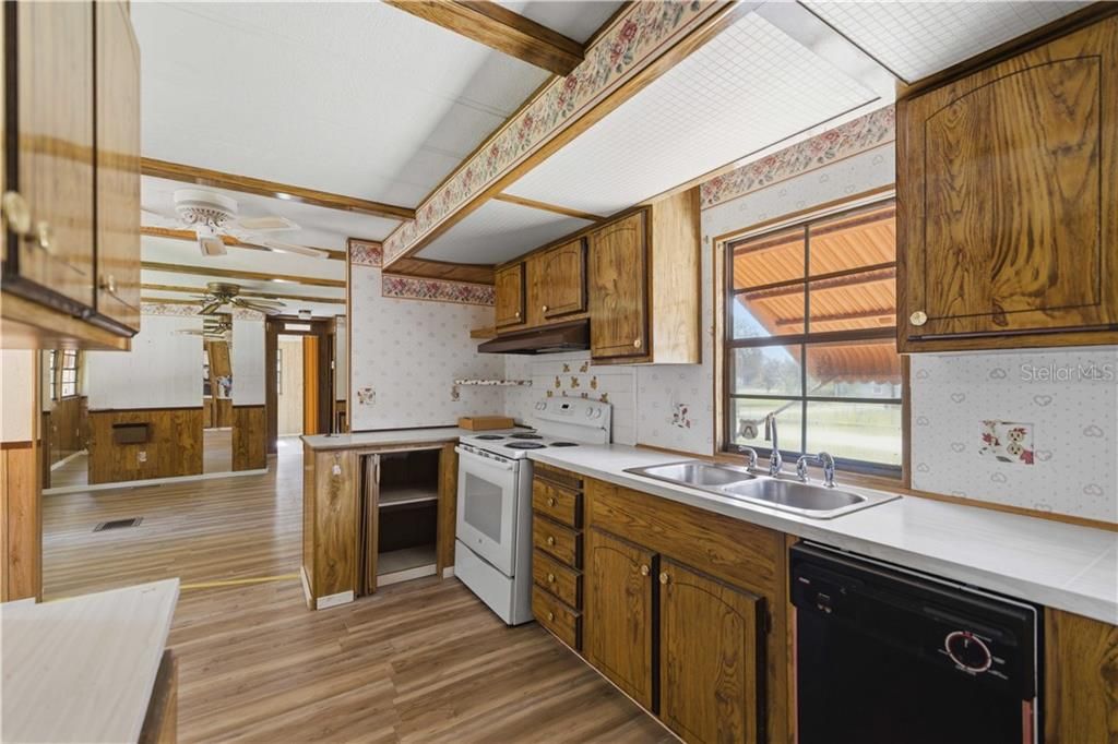 Active With Contract: $109,500 (2 beds, 2 baths, 924 Square Feet)