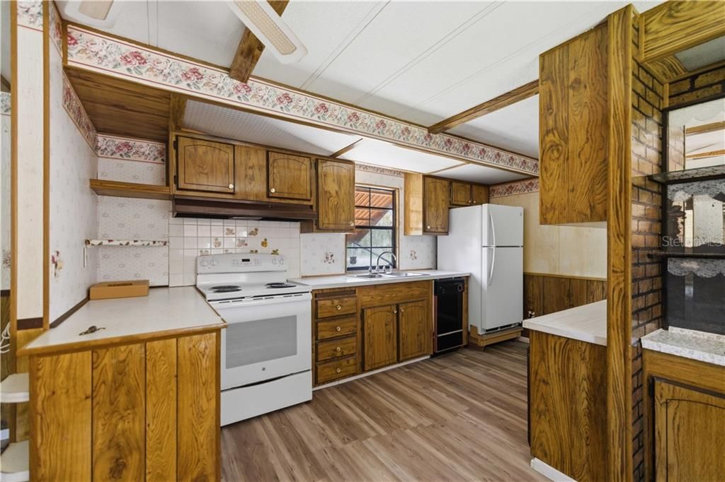 Active With Contract: $109,500 (2 beds, 2 baths, 924 Square Feet)