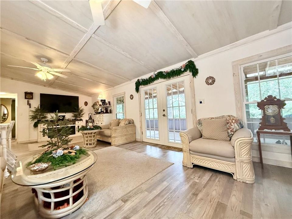For Sale: $179,900 (2 beds, 2 baths, 840 Square Feet)