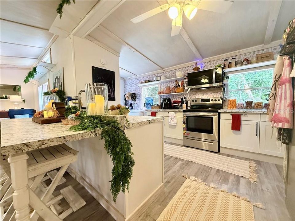 For Sale: $179,900 (2 beds, 2 baths, 840 Square Feet)