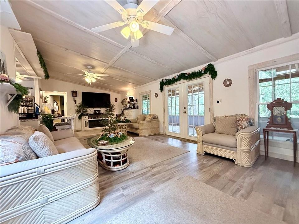 For Sale: $179,900 (2 beds, 2 baths, 840 Square Feet)