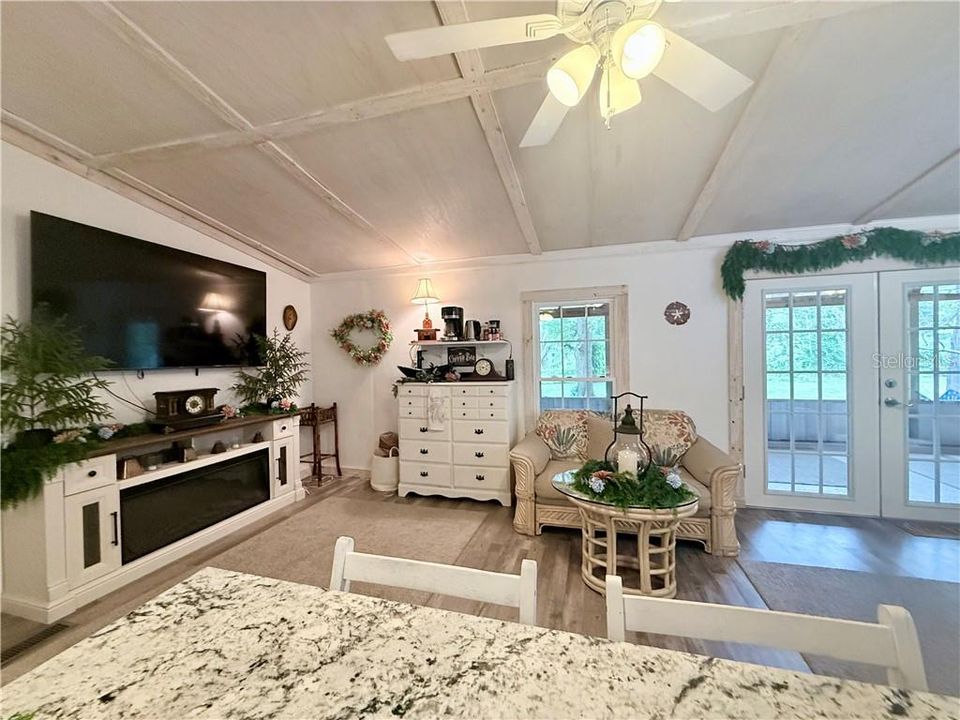 For Sale: $179,900 (2 beds, 2 baths, 840 Square Feet)