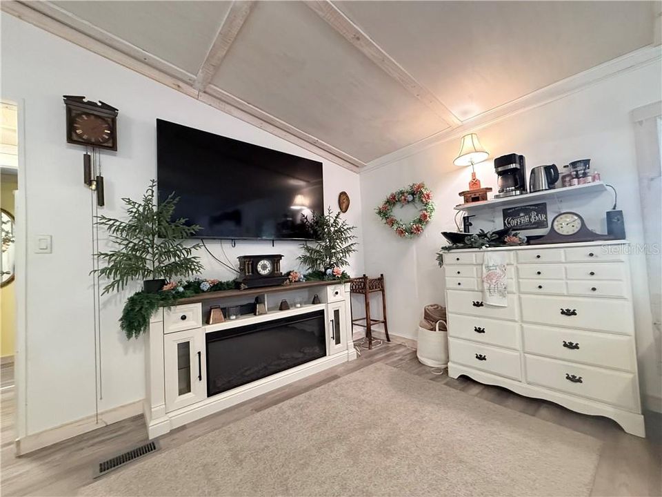 For Sale: $179,900 (2 beds, 2 baths, 840 Square Feet)
