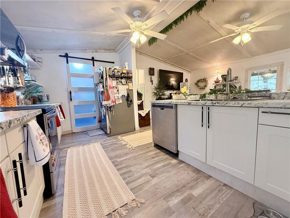 For Sale: $179,900 (2 beds, 2 baths, 840 Square Feet)
