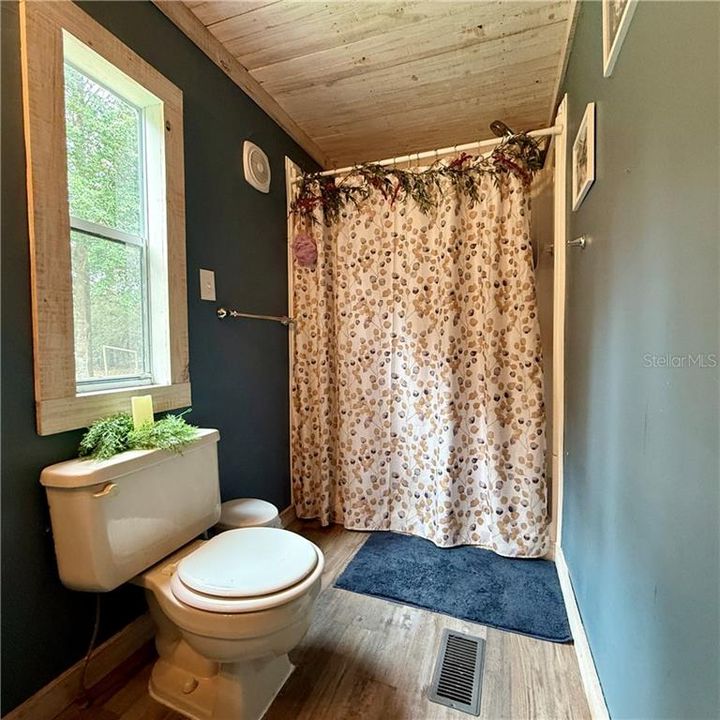 For Sale: $179,900 (2 beds, 2 baths, 840 Square Feet)