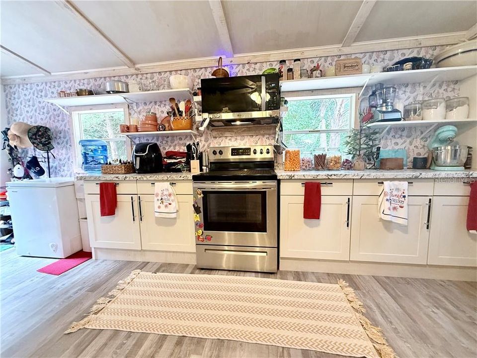 For Sale: $179,900 (2 beds, 2 baths, 840 Square Feet)