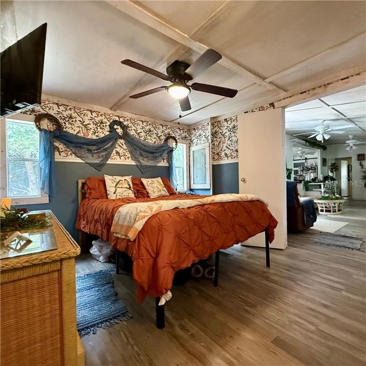 For Sale: $179,900 (2 beds, 2 baths, 840 Square Feet)