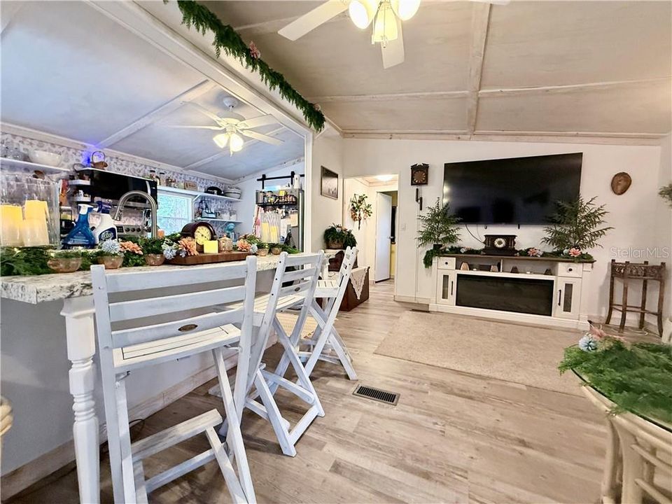 For Sale: $179,900 (2 beds, 2 baths, 840 Square Feet)