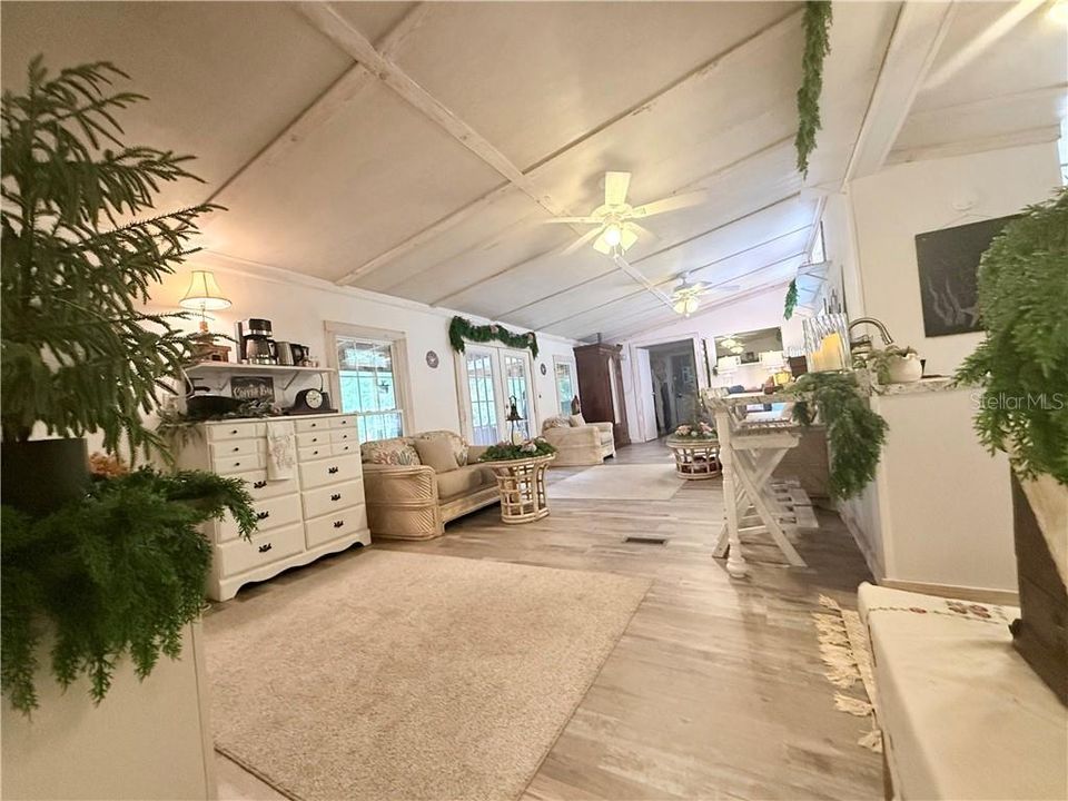 For Sale: $179,900 (2 beds, 2 baths, 840 Square Feet)
