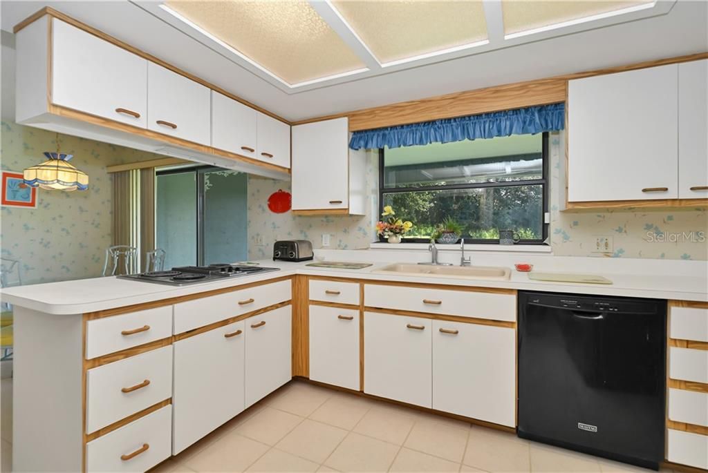 Под контрактом: $338,000 (3 спален, 2 ванн, 2721 Квадратных фут)