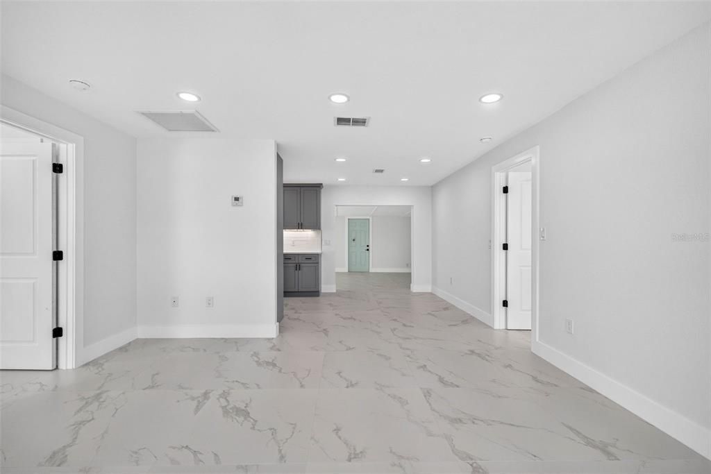For Sale: $325,000 (4 beds, 2 baths, 1914 Square Feet)