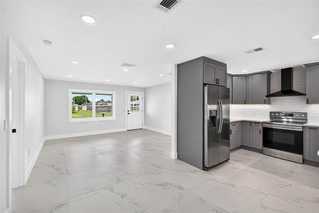 For Sale: $325,000 (4 beds, 2 baths, 1914 Square Feet)