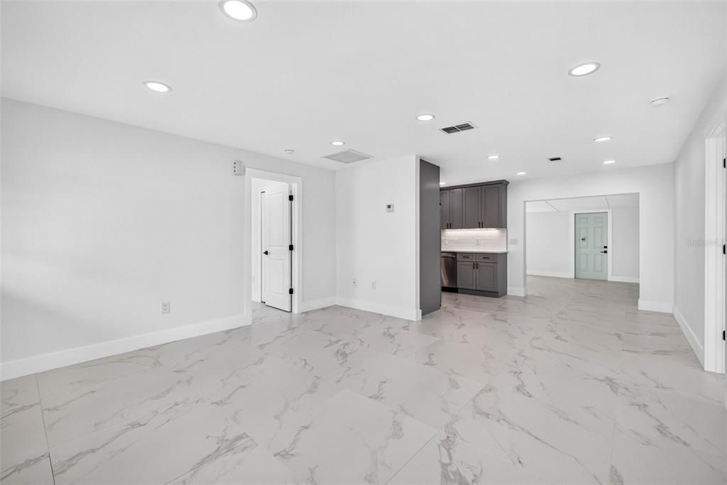 For Sale: $325,000 (4 beds, 2 baths, 1914 Square Feet)