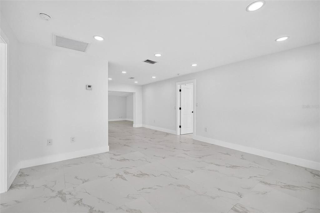For Sale: $325,000 (4 beds, 2 baths, 1914 Square Feet)