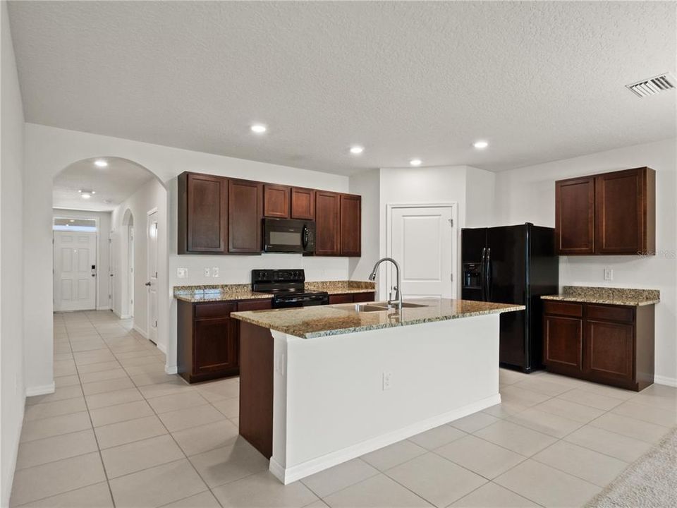 На продажу: $350,000 (4 спален, 2 ванн, 1846 Квадратных фут)