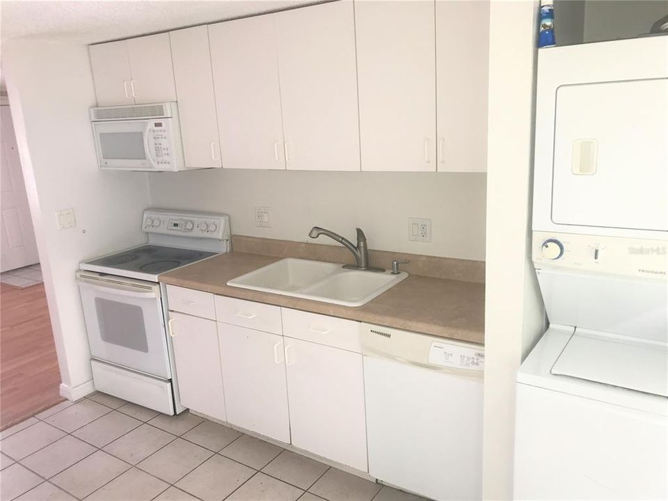В аренду: $1,300 (2 спален, 1 ванн, 780 Квадратных фут)
