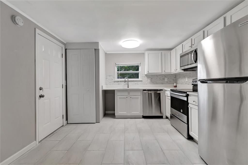 For Rent: $1,750 (2 beds, 1 baths, 844 Square Feet)
