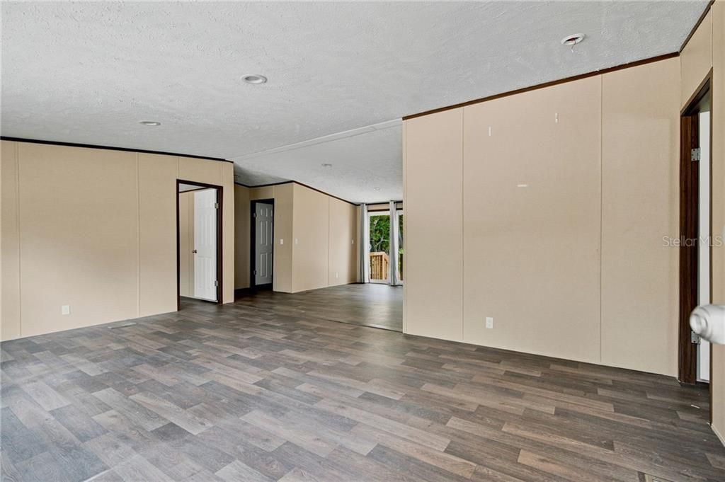 For Sale: $189,900 (3 beds, 2 baths, 1300 Square Feet)